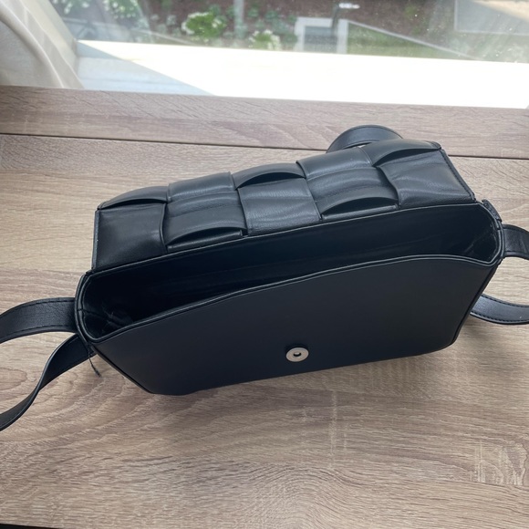 Black Call it Spring crossbody bag - Picture 2 of 3